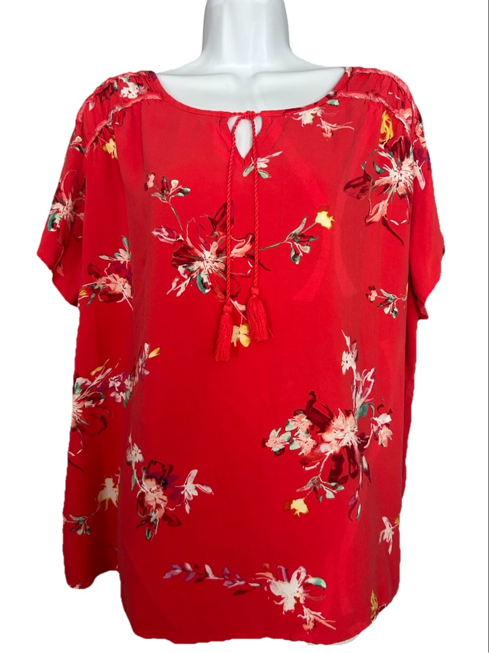 EVRI Red Floral Keyhole Front Tassel Tie Short Sleeve Rayon Top Women’s Size 2X
